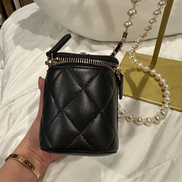 🎶 SOLD 🎶 Chanel 22P Black Quilted Lambskin Mini/Small Vanity Case with Pearl - Picture 5 of 7